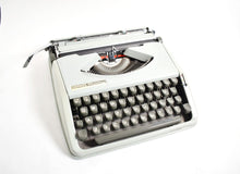 Lade das Bild in den Galerie-Viewer, 1975er Hermes Baby Schreibmaschine