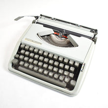 Lade das Bild in den Galerie-Viewer, 1975er Hermes Baby Schreibmaschine