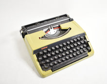 Load image into Gallery viewer, 1974 Brother De Luxe 220 Typewriter