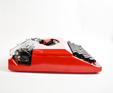 Load image into Gallery viewer, Sperry Remington Idool Typewriter - Cubic typeface