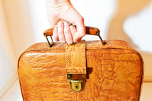 Load image into Gallery viewer, 1958 Princess 300 with De Luxe case