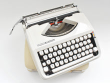 Load image into Gallery viewer, 1976 Hermes Baby Typewriter - English keyboard