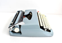 Load image into Gallery viewer, 1972 Brother De Luxe Typewriter