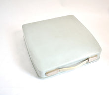 Lade das Bild in den Galerie-Viewer, 1975er Hermes Baby Schreibmaschine
