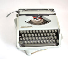 Lade das Bild in den Galerie-Viewer, 1975er Hermes Baby Schreibmaschine
