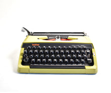 Load image into Gallery viewer, 1974 Brother De Luxe 220 Typewriter
