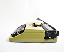 Load image into Gallery viewer, 1974 Brother De Luxe 220 Typewriter
