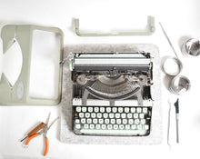 Load image into Gallery viewer, 1967 Hermes Baby Typewriter - New Platen
