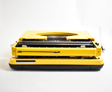 Lade das Bild in den Galerie-Viewer, 1977 Brother De Luxe 220 Schreibmaschine

